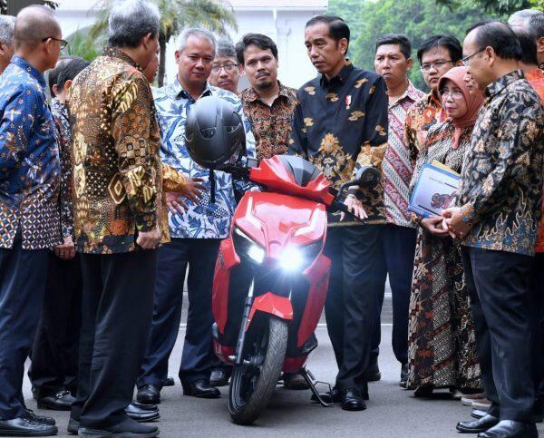 Bukan Moge Bukan Motor Langka Juga, Skuter Listrik Ini Terjual Dengan Harga 2 Miliar