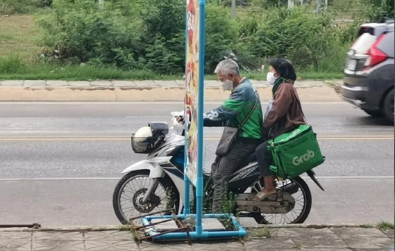 Viral! Kisah Pasangan Lansia Ojol yang Tetap Kerja Tak ...