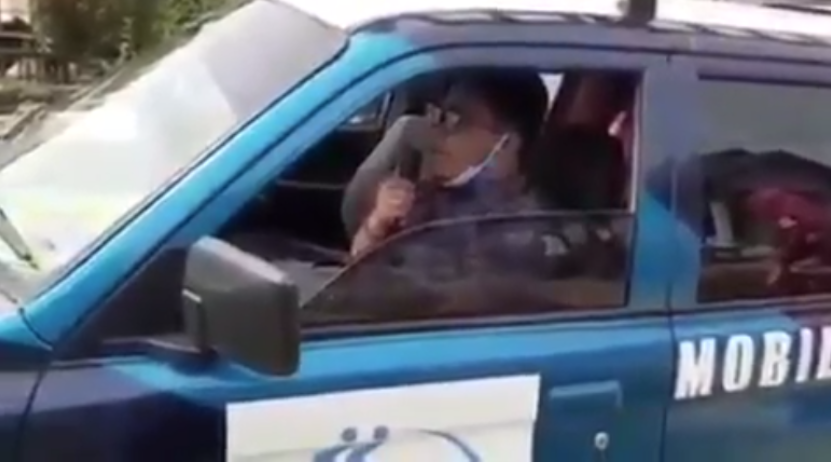 Aksi Kocak Petugas BKKBN Imbau Warga Tunda Kehamilan, Bapak-bapak Tahan Dulu!