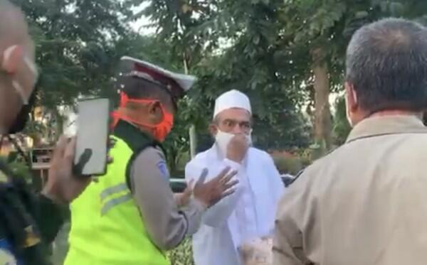 Begini Aksi Habib Umar Assegaf Adu Jotos dengan Petugas