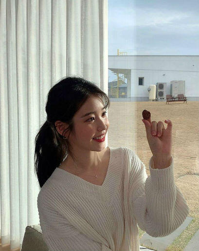 Rayakan Ultah Saat Syuting, 9 Potret Baby Face IU Di Usia 27 Tahun