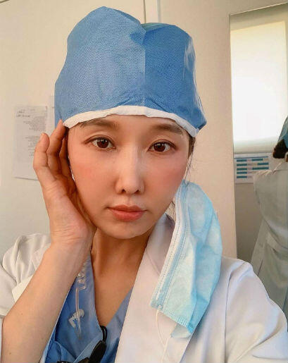 Berusia 51 Tahun, Ini 7 Potret Lee Sujin Dokter Gigi Yang Awet Muda