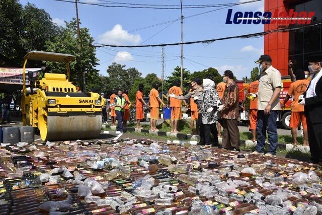 Polres Bogor Memusnahkan Ribuan Miras dan Ungkap Prostitusi Bermodus Panti Pijat