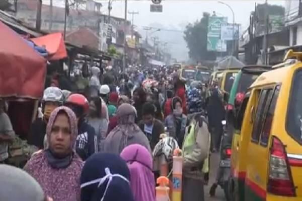 Jalur Mudik Selatan Padalarang Macet Akibat Pasar Tumpah