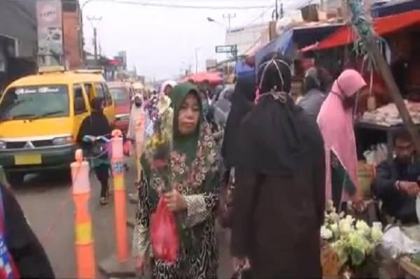Jalur Mudik Selatan Padalarang Macet Akibat Pasar Tumpah
