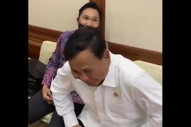 Aksi Lucu Menhan Prabowo Kerjai Aspri yang Tertidur saat Rapat