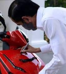 Waw, motor lelang Pak Jokowi yang harganya mahal ini dimenangkan oleh buruh bangunan