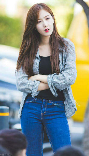12 Inspirasi Gaya Simpel Ala GFriend, Stylish Abis!