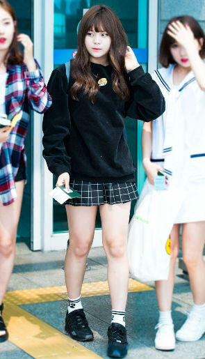 12 Inspirasi Gaya Simpel Ala GFriend, Stylish Abis!