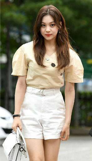 12 Inspirasi Gaya Simpel Ala GFriend, Stylish Abis!