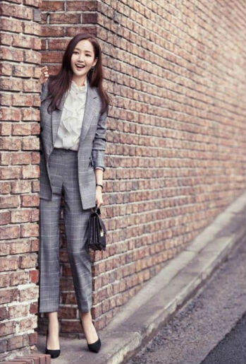 10 OOTD Park Min Young, Referensi Tampil Menawan Saat Ngantor