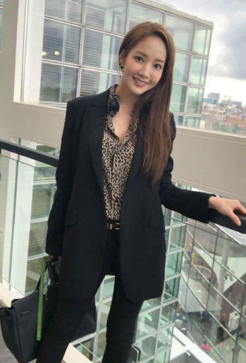 10 OOTD Park Min Young, Referensi Tampil Menawan Saat Ngantor