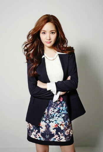 10 OOTD Park Min Young, Referensi Tampil Menawan Saat Ngantor