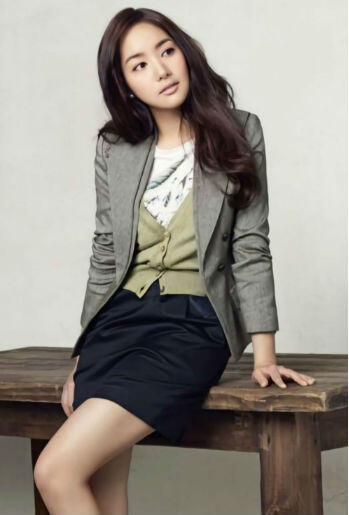 10 OOTD Park Min Young, Referensi Tampil Menawan Saat Ngantor
