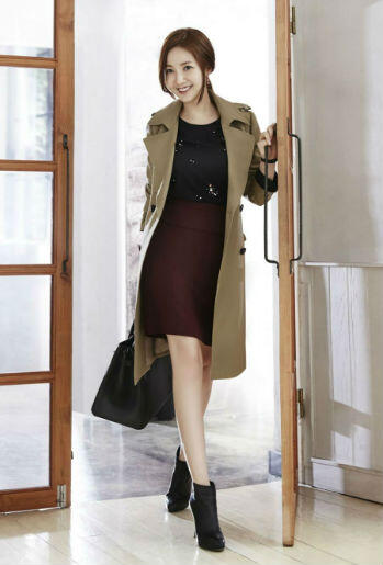 10 OOTD Park Min Young, Referensi Tampil Menawan Saat Ngantor