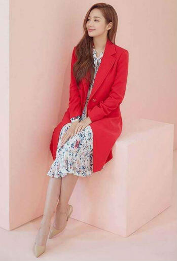 10 OOTD Park Min Young, Referensi Tampil Menawan Saat Ngantor