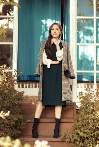 10 OOTD Park Min Young, Referensi Tampil Menawan Saat Ngantor