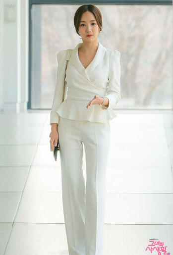 10 OOTD Park Min Young, Referensi Tampil Menawan Saat Ngantor