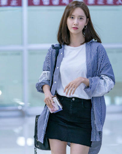 10 OOTD Yoona &amp; Park Shin Hye, Referensi Tampil Feminin Saat Traveling