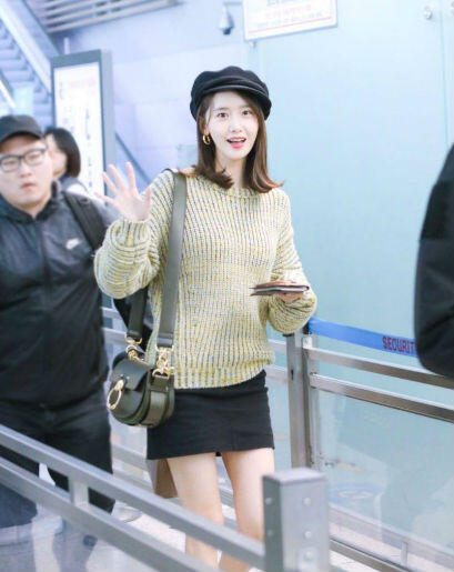 10 OOTD Yoona &amp; Park Shin Hye, Referensi Tampil Feminin Saat Traveling