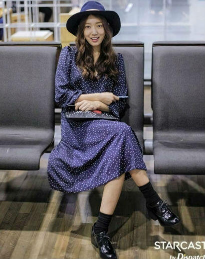 10 OOTD Yoona &amp; Park Shin Hye, Referensi Tampil Feminin Saat Traveling