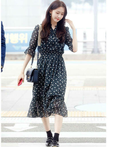 10 OOTD Yoona &amp; Park Shin Hye, Referensi Tampil Feminin Saat Traveling