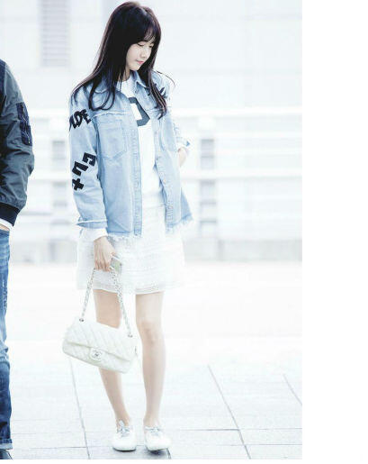 10 OOTD Yoona &amp; Park Shin Hye, Referensi Tampil Feminin Saat Traveling