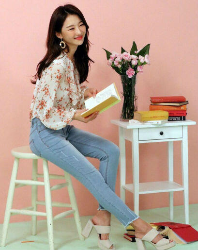 Intip 10 OOTD Korean Style Jang Hee Jin, Siap Bikin Gayamu Bak Idol!