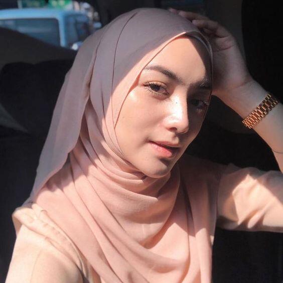 Tampil Cerah dan Glowing dengan 6 Warna Hijab Ini