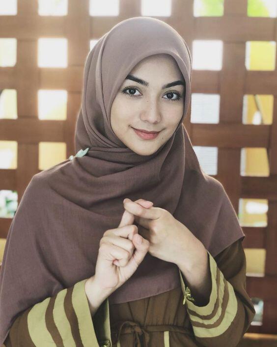 Tampil Cerah dan Glowing dengan 6 Warna Hijab Ini