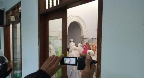 Tanpa Masker dan Acuhkan Jaga Jarak, Warga di Jember Salat Ied Duluan