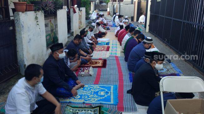 Masjid Tak Gelar Sholat Ied, Warga Jaksel Sholat di Jalanan Kampung
