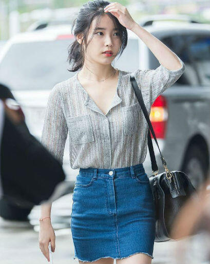 9 Inspirasi Mix And Match Busana Dengan Bawahan Rok Ala IU, Modis Abis