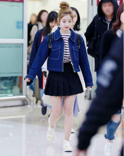 10 Ide Mix &amp; Match Jaket Denim Ala Idol KPop, OOTD Chic Buat Nge-Date!