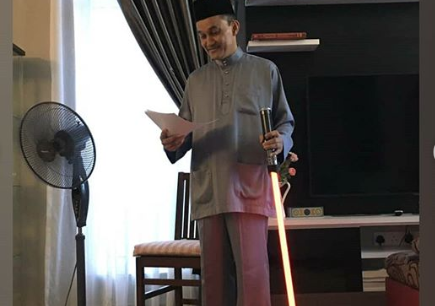 Beberapa Foto Unik Khutbah Idul Fitri Corona, Tongkat Khatib Bikin Gagal Fokus!