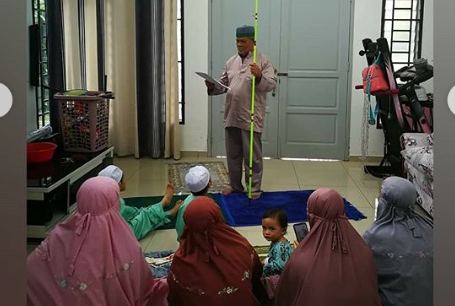 Beberapa Foto Unik Khutbah Idul Fitri Corona, Tongkat Khatib Bikin Gagal Fokus!