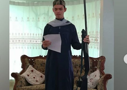 Beberapa Foto Unik Khutbah Idul Fitri Corona, Tongkat Khatib Bikin Gagal Fokus!