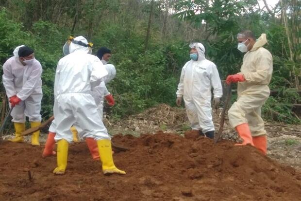 Kapolres Lubuklinggau Gali Sendiri Makam Anak Buahnya