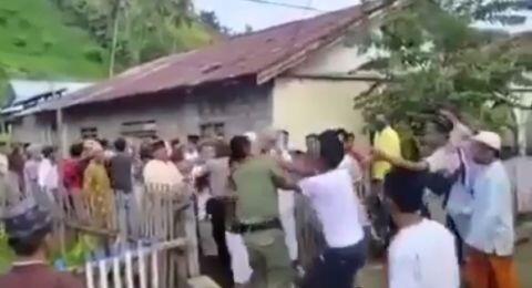 Detik-detik Kades Dikeroyok Larang Sholat Idul Fitri Berjamaah saat Corona

