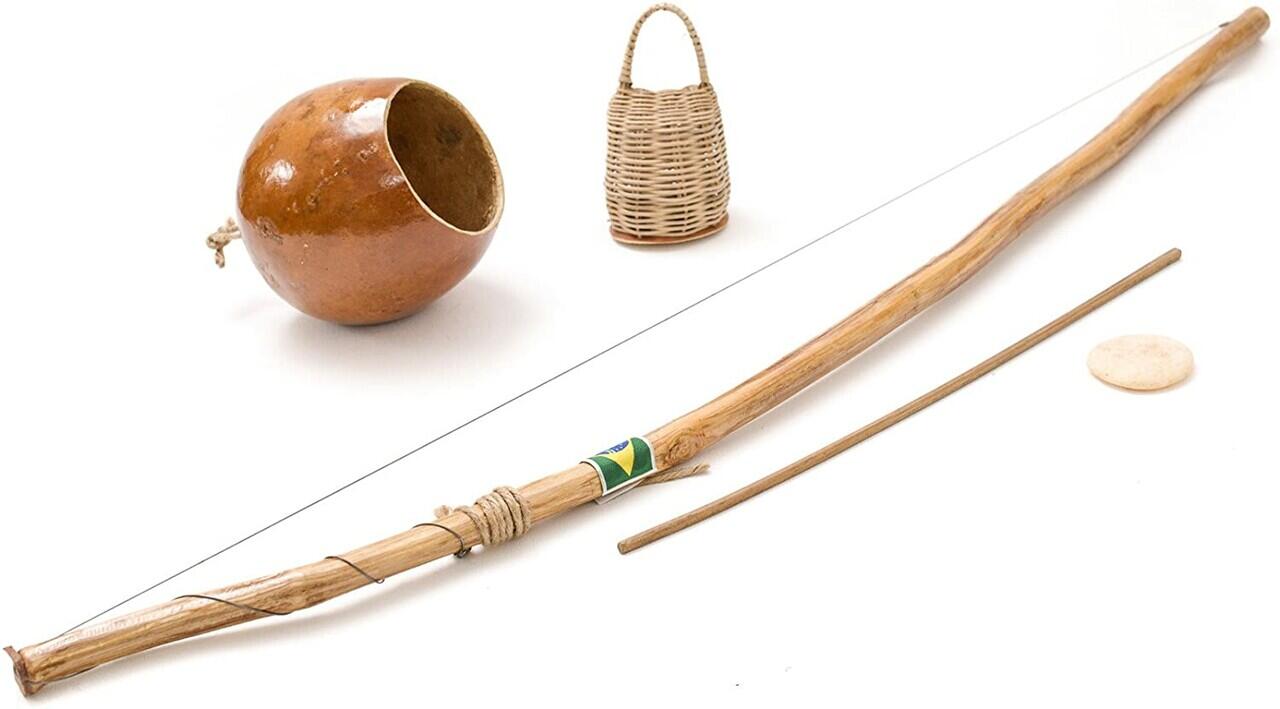 Membuat miniatur Berimbau, alat musik Capoeira Brazil, dari clay
