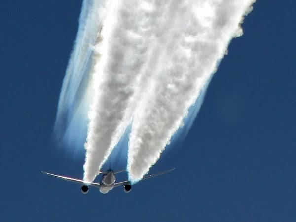 Kenapa Ada Jejak Pesawat Di Langit Yang Berwarna Putih? 