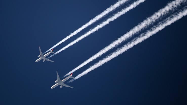 Kenapa Ada Jejak Pesawat Di Langit Yang Berwarna Putih? 