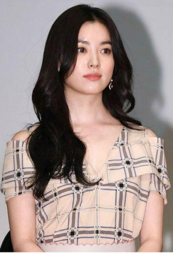 10 Gaya Fashion Han Hyo Joo ‘W’, Referensi Oke Untuk OOTD Kamu Nih!