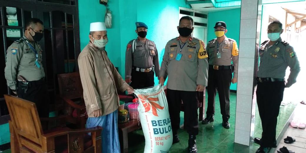 Indonesia New Normal, Polsek Neglasari Kembali Bagikan Bansos Terdampak Covid-19