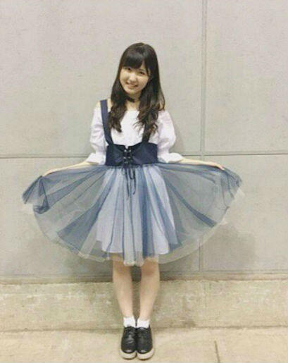 9 OOTD Rok Ala Honda Hitomi IZ*ONE, Referensi Tampil Cute Bak Boneka