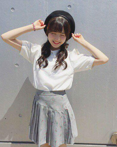 9 OOTD Rok Ala Honda Hitomi IZ*ONE, Referensi Tampil Cute Bak Boneka