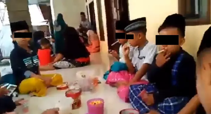 Video Anak-anak ‘Pesta’ Rokok, Netizen: Muka Cemong, Ngerokoknya Kaya Kuli