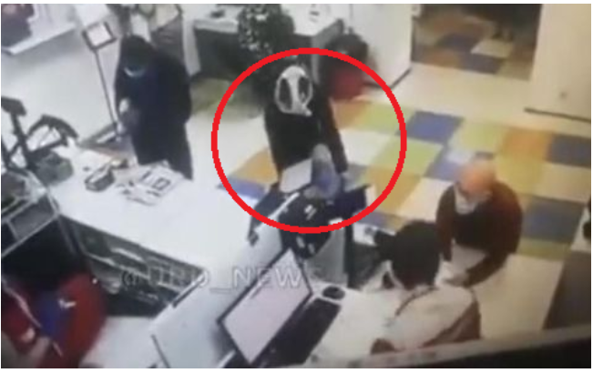 Astaga! Aksi Wanita Lepas Kancut untuk Dijadikan Masker di Kantor Pos