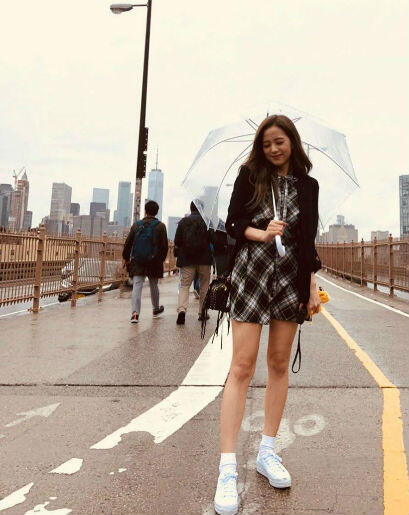 10 Ide OOTD Modis Ala Jisoo BLACKPINK, Kece Dengan Busana Kasual