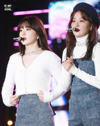 Friendship Goals! 9 Potret Keakraban Irene &amp; Seulgi ‘Red Velvet’